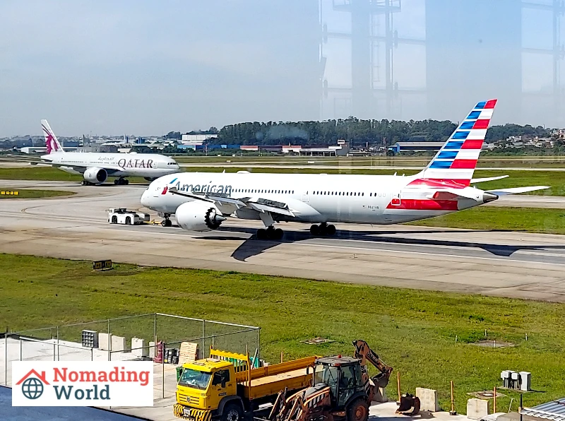 A Qatar 777 and an American 787 taxiing at Guarulhos Airport.